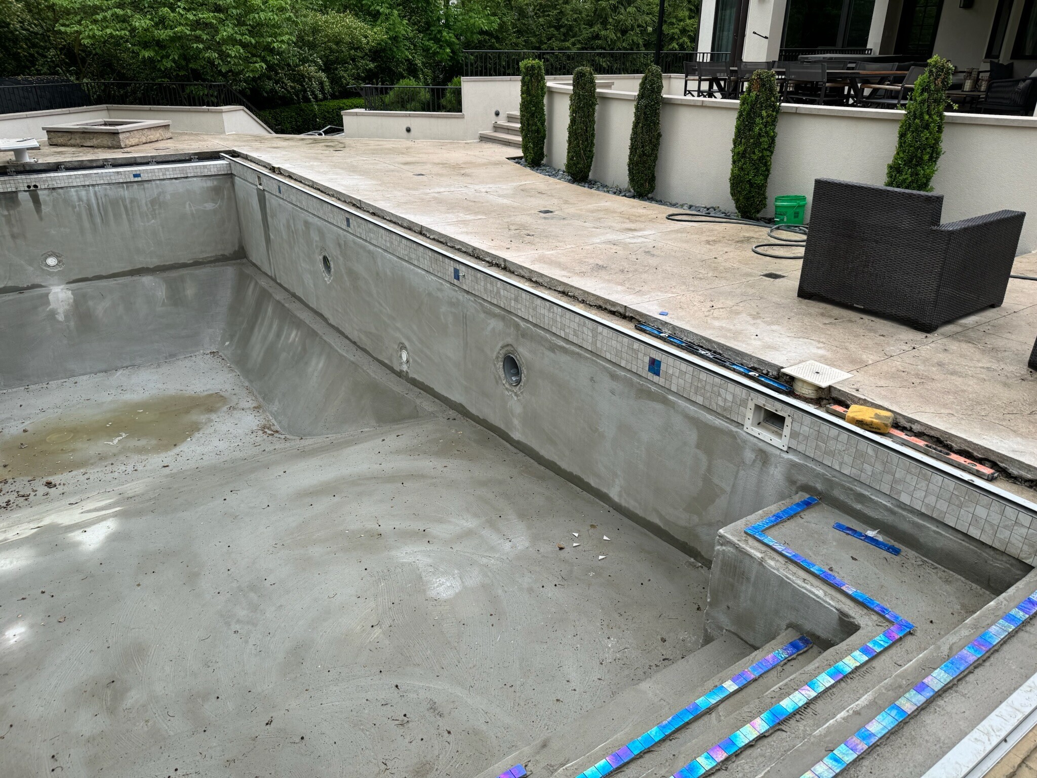 Pool with custom features